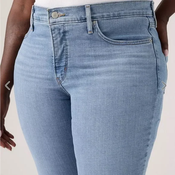 Levi's Women's Cropped Light Blue Jeans - Picture 5 of 16